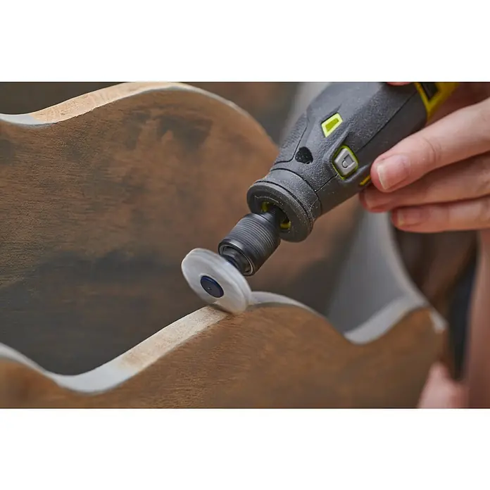 Ryobi Reinigungs- & Polierbürste RAR204 - Durchmesser Schaft: 3,2 mm - Nahaufnahme eines rotierenden Werkzeugs mit Schleifscheibe, das Holz bearbeitet, ideal für präzise Heimwerkerarbeiten und Holzarbeiten.