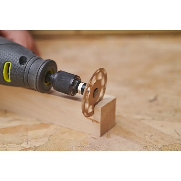 Ryobi Trennscheibe RAR304 Twist-Lock - Arbeitsdurchmesser: 38 mm, Passend für: Rotationswerkzeuge mit 3,2 mm (1/8") Spannzangenkapazität - Nahaufnahme eines Dremel-Werkzeugs mit einem rotierenden Schneidrad, das in ein Holzstück schneidet, ideal für detaillierte Holzarbeiten.