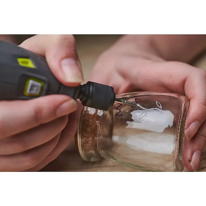 Ryobi Fräser RAR110 - Arbeitsdurchmesser: 2,8 mm, Diamantbeschichtet - Gravieren eines Glasgefäßes mit einem rotierenden Werkzeug, um ein einzigartiges, personalisiertes Design zu schaffen.