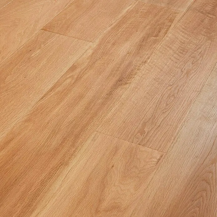 Parkett Eiche Mosel - 1.700 x 190 x 15 mm, Landhausdiele - Nahaufnahme von hellbraunem Laminatboden, der eine warme und natürliche Holzoptik für den Innenbereich bietet.