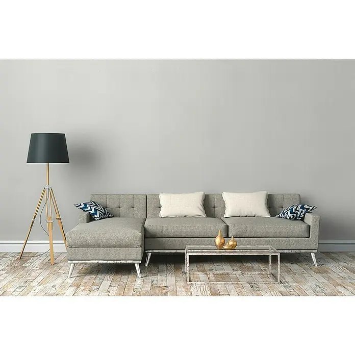 Atlantis Protect Vliestapete Raufaserstruktur - Weiß, Uni, 10,05 cm x 0,53 m - Gemütliches Wohnzimmer mit grauem Sofa, Stehlampe und Couchtisch. Das stilvolle Interieur lädt zum Entspannen und Verweilen ein.