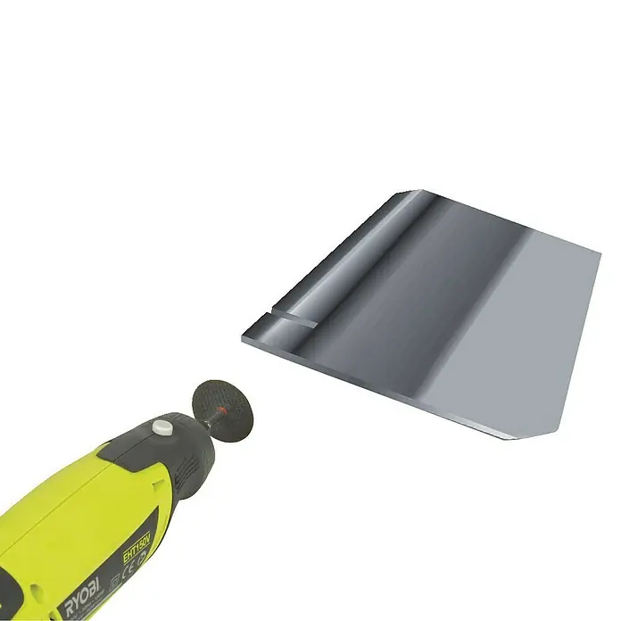 Ryobi Rotationswerkzeug-Set EHT150V - 150 W, 10.000 U/min - 35.000 U/min - Eine Nahaufnahme eines gelben Ryobi-Rotationswerkzeugs, das zum Schneiden eines Metallstücks verwendet wird.