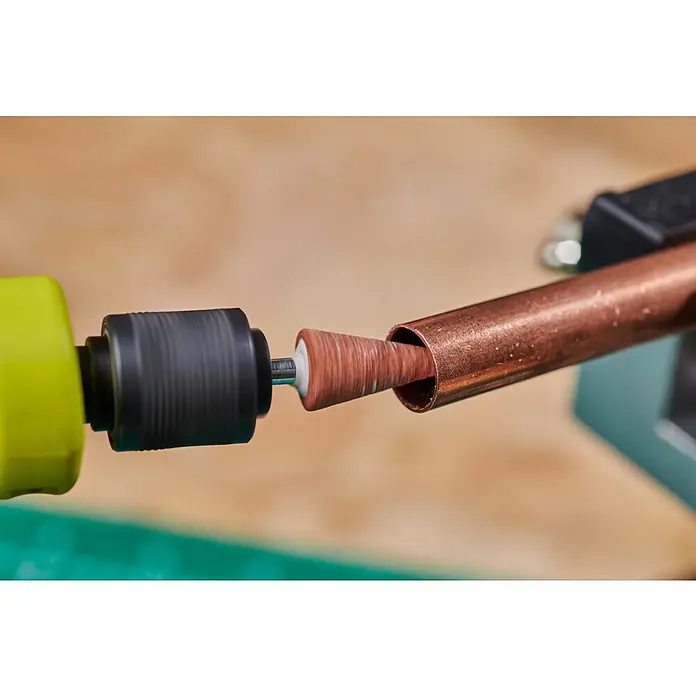 Ryobi Korund-Schleifspitze RAR505-2 - Arbeitsdurchmesser: 7,9 mm - Ein Werkzeug schleift das Innere eines Kupferrohrs, um es für die Installation vorzubereiten.
