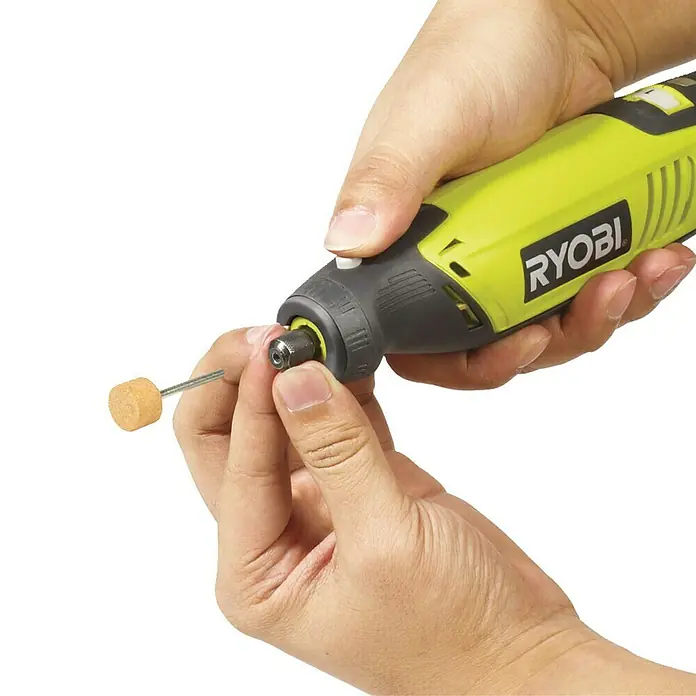 Ryobi Rotationswerkzeug-Set EHT150V - 150 W, 10.000 U/min - 35.000 U/min - Nahaufnahme eines Ryobi-Rotationswerkzeugs mit Zubehör, das von Händen gehalten wird. Ideal für detaillierte DIY-Projekte und Bastelarbeiten.