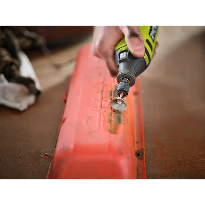 Ryobi Drahtbürsten-Set RAR202-2 - Arbeitsdurchmesser: 17 mm - 19 mm, Passend für: Rotationswerkzeuge mit 3,2 mm (1/8") Spannzangenkapazität - Ein Mann entfernt Rost von einem roten Gegenstand mit einem gelben und grauen Rotationswerkzeug, um ihn auf Vordermann zu bringen.