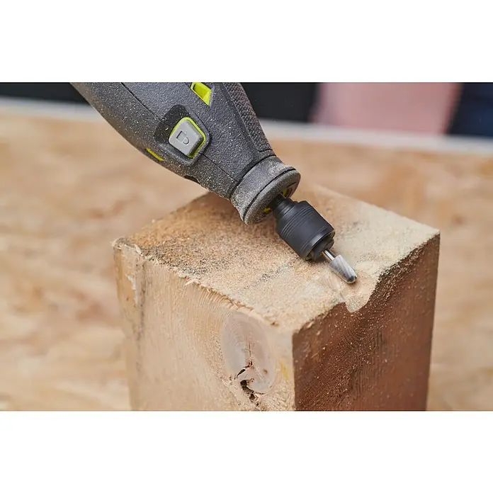 Ryobi Fräsmesser RAR105 Kegelform - Arbeitsdurchmesser: 6,35 mm, Passend für: Rotationswerkzeuge mit 3,2 mm (1/8") Spannzangenkapazität - Nahaufnahme eines rotierenden Werkzeugs, das ein Holzstück bearbeitet, ideal für detaillierte Holzarbeiten und Heimwerkerprojekte.