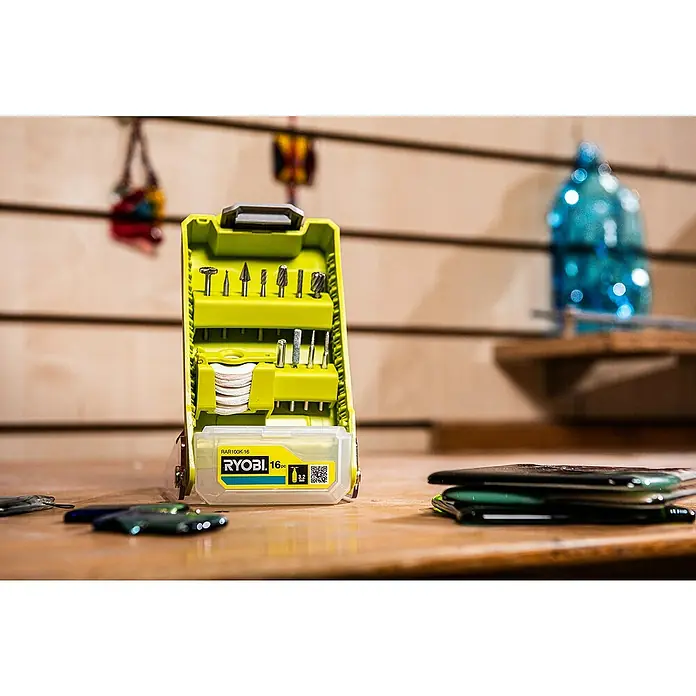 Ryobi Zubehör-Set Schnitzen & Gravieren RAR100K-16 - 16 -tlg. - Ryobi RAR100K-16 Zubehörset mit verschiedenen Werkzeugen in einer gelb-transparenten Box. Ideal für Heimwerker und Profis.