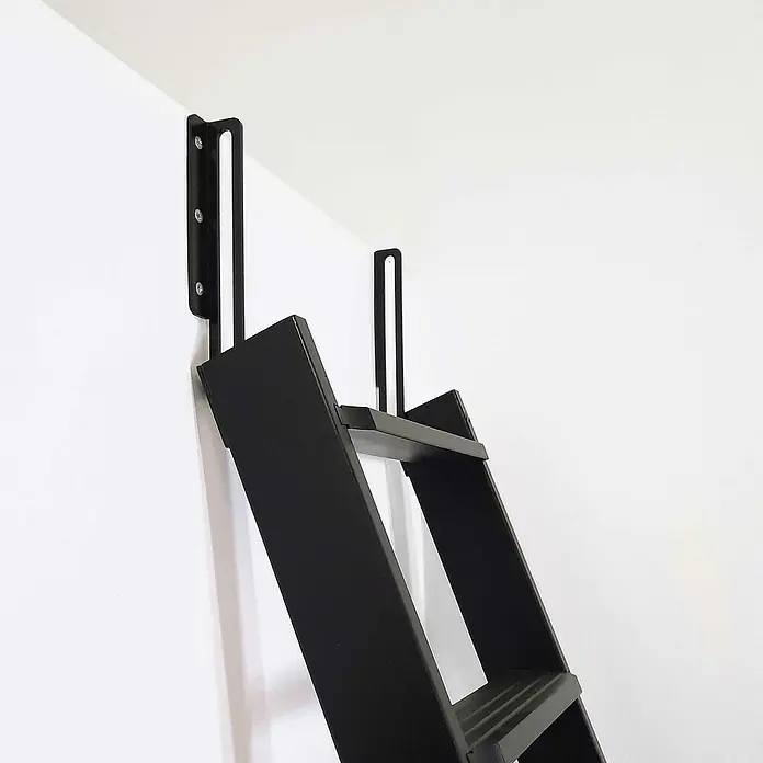 Dolle Schiebebeschlag - Schwarz, Passend für: Dolle Hochbettleitern - Nahaufnahme einer schwarzen, an der Wand montierten Leiter, die modernes Design und Funktionalität vereint.