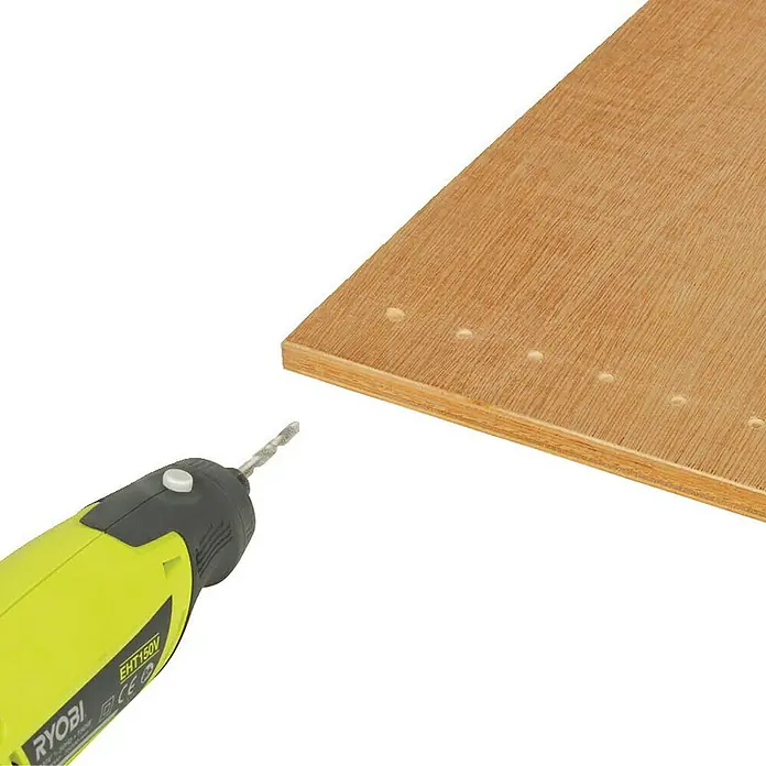 Ryobi Rotationswerkzeug-Set EHT150V - 150 W, 10.000 U/min - 35.000 U/min - Ein gelber Ryobi Bohrschrauber mit einem Bohrer, der bereit ist, ein Loch in ein Stück Holz zu bohren.