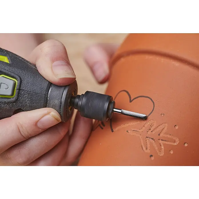 Ryobi Wolframkarbid-Fräser RAR108 - Form: Sonstige, Durchmesser Schaft: 3,2 mm - Verzieren eines Terrakotta-Blumentopfes mit einem Dremel-Rotationswerkzeug, um ein einzigartiges und persönliches Design zu schaffen.