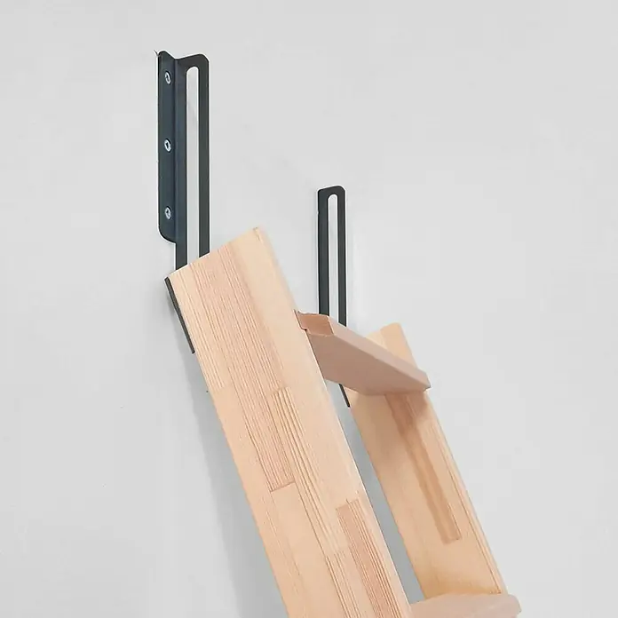Dolle Schiebebeschlag - Schwarz, Passend für: Dolle Hochbettleitern - Eine helle Holzleiter mit zwei Stufen, die an einer weißen Wand mit schwarzen Halterungen befestigt ist. Das minimalistische Design ist funktional und dekorativ.