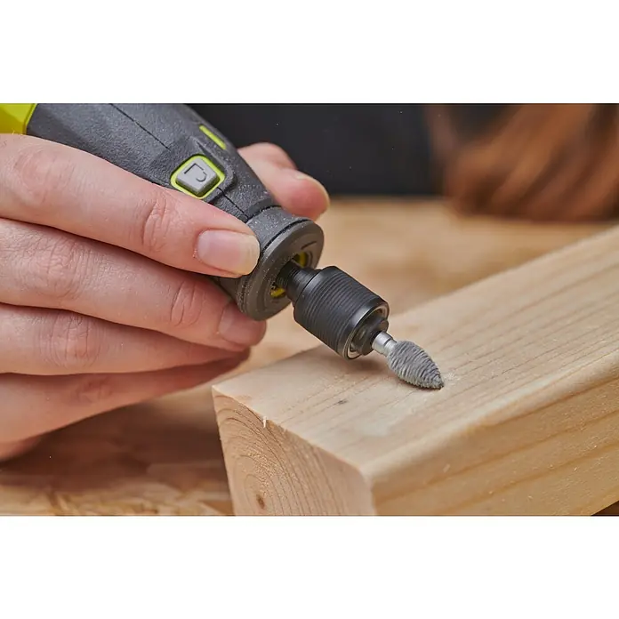 Ryobi Fräser RAR702 - Arbeitsdurchmesser: 8,5 mm - Eine Nahaufnahme eines Multifunktionswerkzeugs mit Schleifaufsatz beim Bearbeiten eines Holzstücks, ideal für präzise Schleifarbeiten.