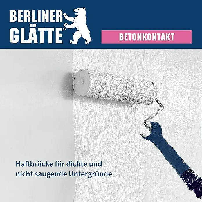 Berliner Glätte Betonkontakt - 6 kg - Ein Maler bearbeitet eine Wand mit Berliner Glätte Betonkontakt, einer Haftbrücke für dichte Untergründe.