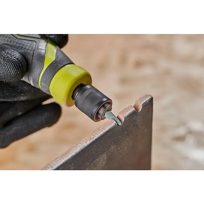 Ryobi Schleifspitze RAR506-2Durchmesser Schaft: 3,2 mm - Ein Akku-Rotationswerkzeug schleift eine Metallkante und sorgt für ein sauberes Finish. Ideal für DIY-Projekte und Metallbearbeitung.