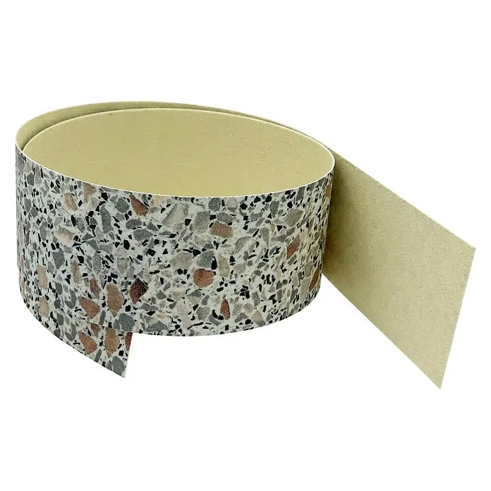 Kantoflex Umleimer 3952 Ravenna Grau - L x H: 65 x 4,4 cm, 2 Stk. - Nahaufnahme einer Rolle selbstklebender Bordüre mit Terrazzo-Muster, ideal für die Dekoration und zum einfachen Anbringen an Wänden und Möbeln.