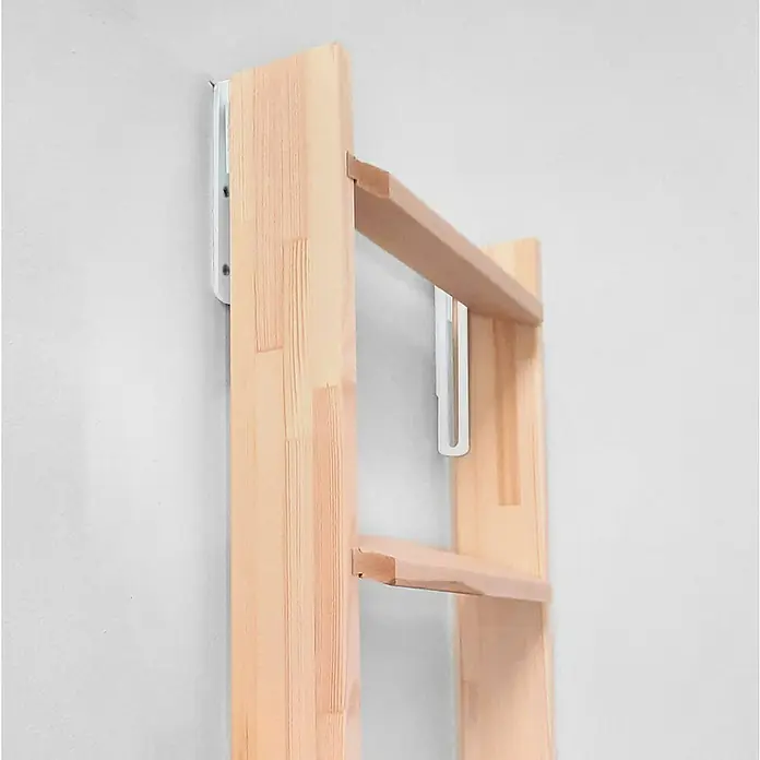 Dolle Schiebebeschlag - Weiß, Passend für: Dolle Hochbettleitern - Wandmontiertes Holzregal mit zwei Regalböden und weißer Metallhalterung zur Befestigung an der Wand.