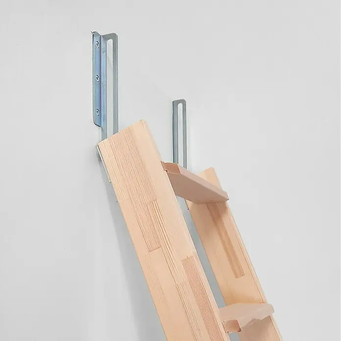 Dolle Schiebebeschlag - Silber, Passend für: Dolle Hochbettleitern - Hölzerne Dachbodentreppe ist an der Wand mit Metallhalterungen befestigt und spart so Platz. Das Holz ist hell und die Halterungen sind grau.