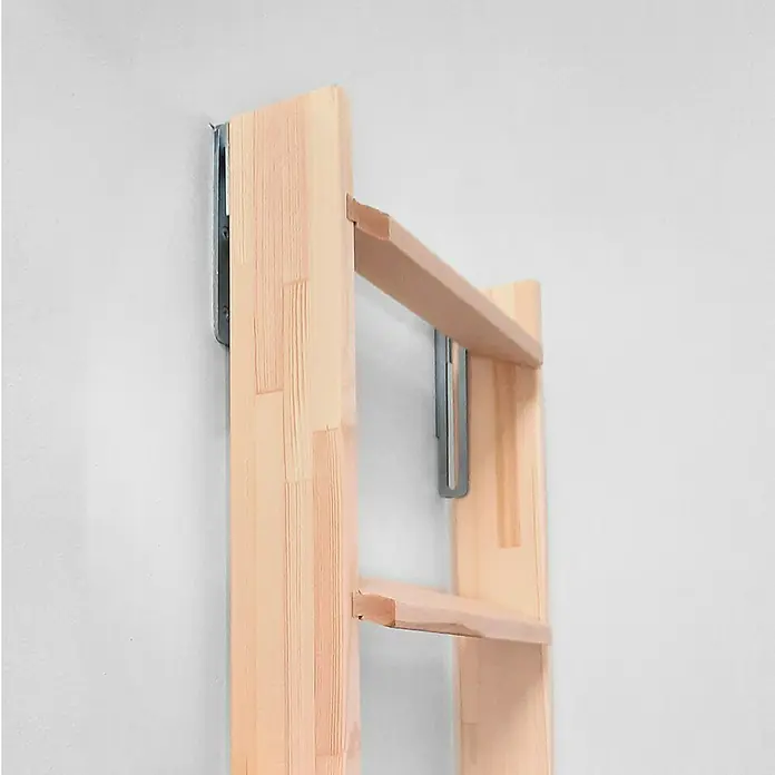 Dolle Schiebebeschlag - Silber, Passend für: Dolle Hochbettleitern - Seitenansicht eines Holzregals, das an einer weißen Wand befestigt ist und zwei Regale mit Metallhalterungen hat.