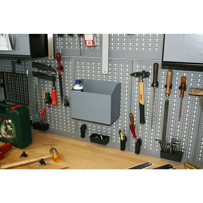 Küpper Aufbewahrungsbox - Stahl - Werkstatt-Organisation: Lochplattenwand mit Werkzeugen, graue Ablagebox, Hammer, Schraubenzieher und weiterem Zubehör für Ordnung am Arbeitsplatz.