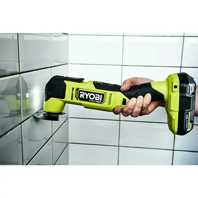 Ryobi ONE+HP Akku-Multifunktionswerkzeug RMT18X-0 - 18 V, Ohne Akku - Ein RYOBI ONE+ HP Akku-Multifunktionswerkzeug mit einem oszillierenden Schneidkopf wird an einer gefliesten Wand vorgeführt.