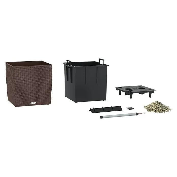 Lechuza Cottage Pflanzkübel eckig Cube - Außenmaß (L x B x H): 30 x 30 x 30 cm, Kunststoff, Mokka - Produktabbildung eines braunen LECHUZA Cube Cottage Pflanzgefäßes mit Zubehör wie Innentopf, Bewässerungsset, Füllmaterial und Wasserstandsanzeiger.