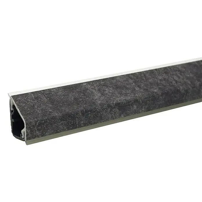 Kantoflex Wandabschlussprofil Design 3953 Schiefer - 60 x 1,6 x 2,4 cm - Nahaufnahme einer dekorativen, grauen Abschlussschiene mit einer glatten Oberfläche, ideal für elegante Bodenübergänge im Innenbereich.