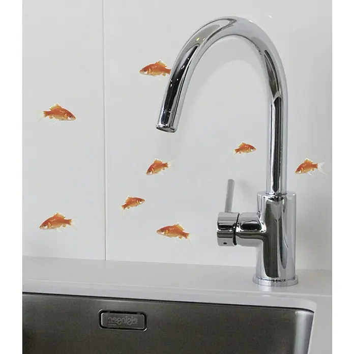 Vinilo de pared - Peces, Naranja, Plástico - Primer plano de un moderno grifo de cocina con calcomanías de peces juguetones en la pared, que añaden un toque de fantasía al espacio.