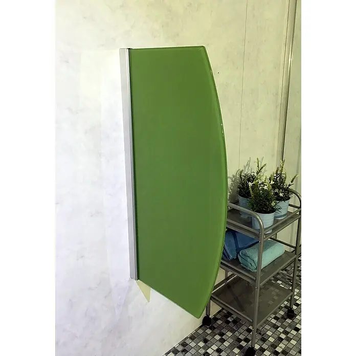 GEO Urinal-Trennwand Radius 10 - 50 x 90 cm, Glas, Grün - Moderne grüne Duschwand mit silbernem Rahmen, neben einem Regalwagen mit Pflanzen und Handtüchern, verleiht dem Badezimmer einen Hauch von Farbe.