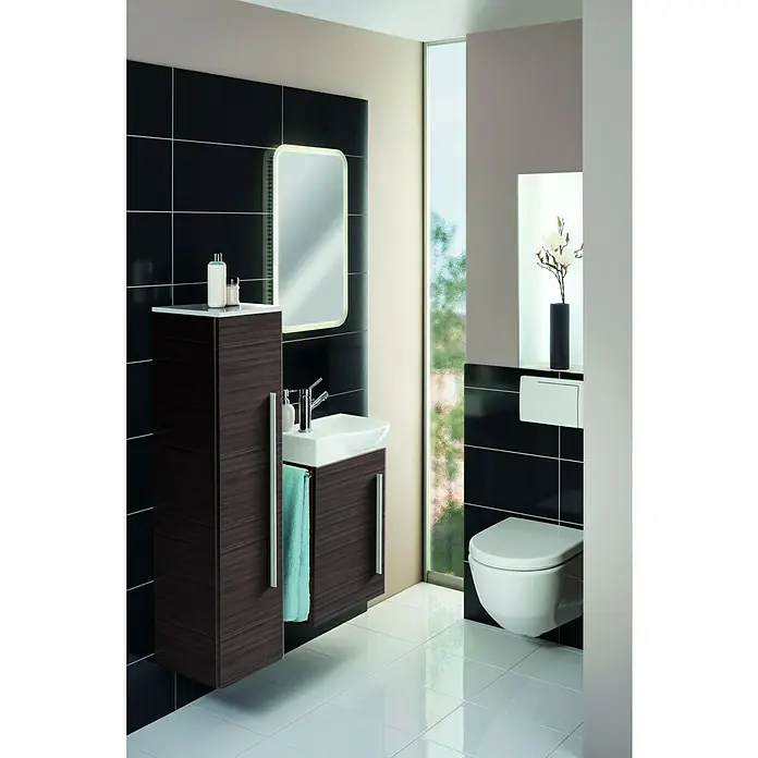 Camargue Stella K welcome Waschtischunterschrank - 44 x 24,3 x 60 cm, Dark Oak - Stilvolles Badezimmer mit schwarzem Fliesenspiegel, weißem Waschtisch und passendem Spiegelschrank mit integrierter Beleuchtung.