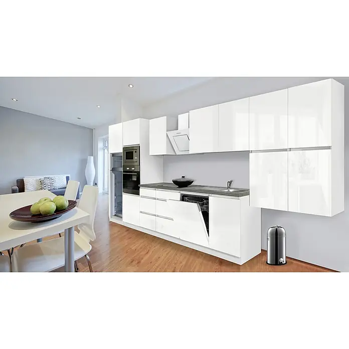 Respekta Premium Küchenzeile Lorena - Breite: 445 cm, Weiß, Hochglänzend, Dekor Arbeitsplatte: Steinoptik, Mit Elektrogeräten - Moderne Küche mit weißen Hochglanzfronten, integrierten Geräten und offenem Geschirrspüler. Eleganter Abfalleimer ergänzt das Design.