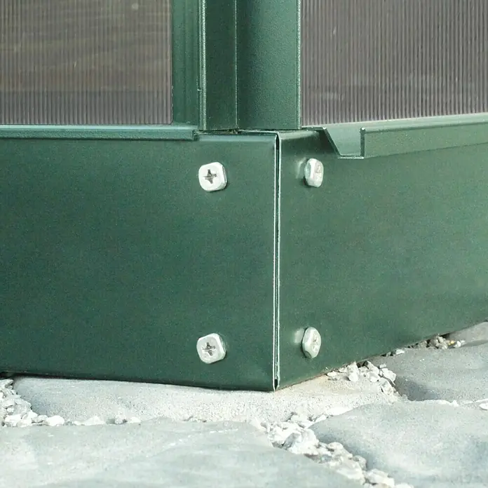 Vitavia Gewächshaus Venus 5000 Plus - Außenmaß inkl. Dachüberstand (B x T): 195 x 257 cm, 4 mm, Smaragd - Nahaufnahme eines grünen Metall-Rahmenstücks, befestigt mit vier Schrauben, das eine robuste und wetterfeste Konstruktion hervorhebt.