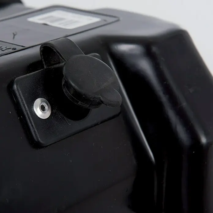 Talamex Batteriekasten Power - Geeignet für: 105 Ah Batterien, Innenmaß: 343 x 194 x 229 mm, Sicherung: 50 A Elektromotoranschluss - Nahaufnahme einer schwarzen Kunststoffbox mit einem Gummistopfen und einer silbernen Schraube, ideal für den sicheren Transport.