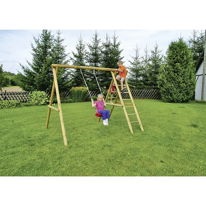 Joda Kletterschaukel Hanna - L x B x H: 300 x 225 x 225 cm, Holz - Kinderspielplatz mit Schaukel und Leiter im Garten, umgeben von Bäumen und Grünfläche für aktiven Spaß im Freien.