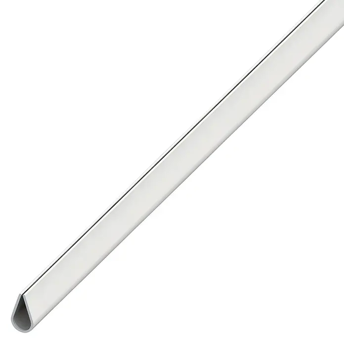 Kantoflex Rahmenprofil - 1.000 x 8,5 x 15 mm, Kunststoff, Weiß - Nahaufnahme eines weißen U-Profils aus Metall, das sich diagonal über einen weißen Hintergrund erstreckt und dessen Form klar erkennbar ist.