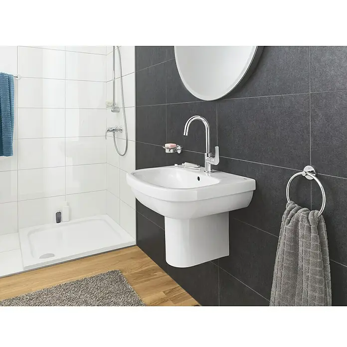 Grohe Essentials Seifenschale - Mit Halterung, Chrom, Glänzend - Ein modernes Badezimmer mit einem stilvollen, weißen Waschbecken und einem eleganten Handtuchring an der dunklen Wand.