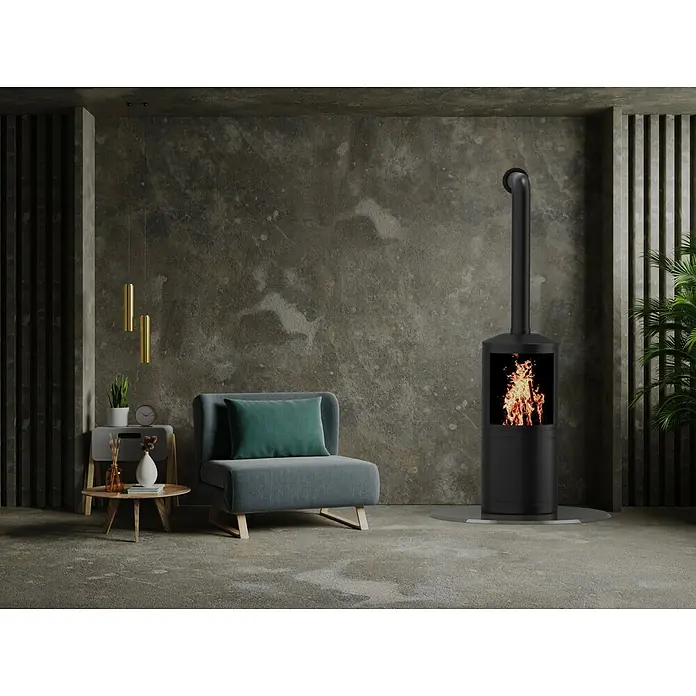 Valo Glasbodenplatte - Durchmesser: 110 cm, Rund - Ein moderner Kaminofen mit einer schlanken, schwarzen Silhouette steht im Raum und strahlt Wärme und Stil aus. Das Feuer lodert hell im Inneren.