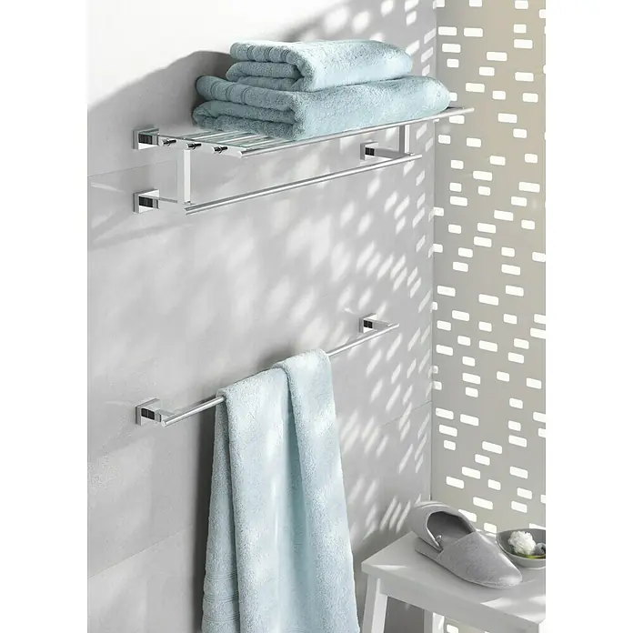 Grohe Essentials Cube Badetuchhalter - Breite: 55,8 cm, Chrom, Glänzend - Handtuchhalter aus Metall mit hellblauen Handtüchern im Badezimmer.