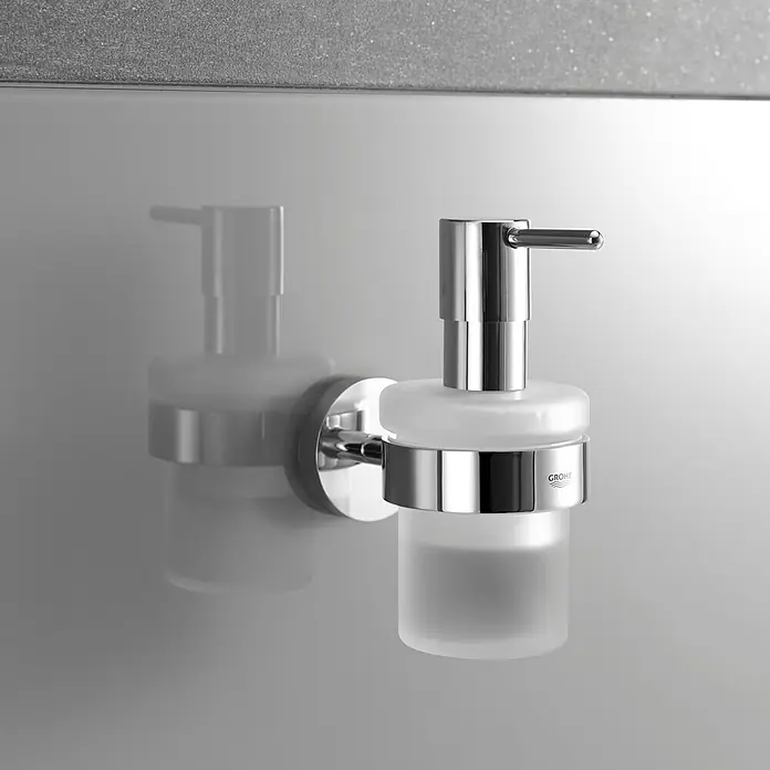 Grohe Essentials Seifenspender - Mit Halterung, Chrom, Glänzend - Ein formschöner, wandmontierter Grohe Seifenspender mit satiniertem Glasbehälter und Chrom-Applikationen, der Eleganz ins Bad bringt.