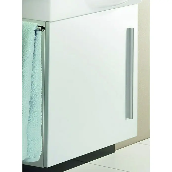 Camargue Stella K welcome Waschtischunterschrank - 44 x 24,3 x 60 cm, Weiß - Ein modernes weißes Badezimmermöbel mit einem langen, silbernen Griff und einem Handtuchhalter an der Seite.