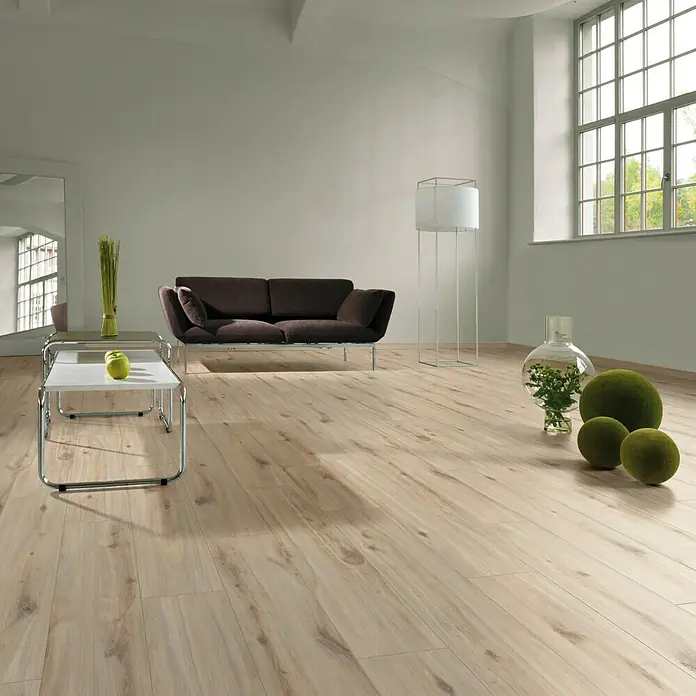 MyStyle MyArt Laminatmuster Desperados Oak - 200 x 195 x 12 mm, Landhausdiele - Helles Interieur mit Laminatboden, braunem Sofa, minimalistischem Couchtisch und dekorativen grünen Kugeln. Einladende und moderne Raumgestaltung.