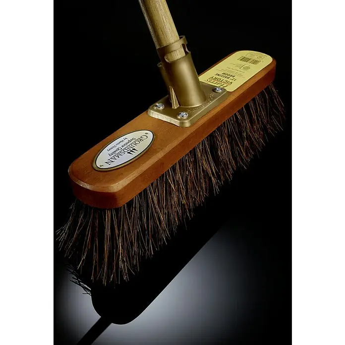 Zimmerbesen - B x L: 33 x 150 cm, Holz, Braun - Abbildung einer "Groundsman"-Bürste, einem Reinigungswerkzeug mit Holzgriff und braunen Borsten, ideal für verschiedene Oberflächen.