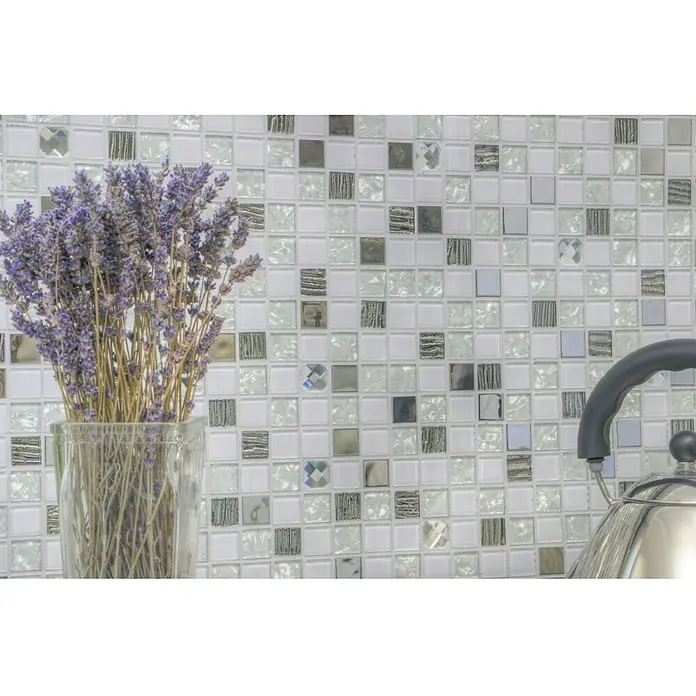 Selbstklebemosaik SAM 4CM24 - 30 x 30 cm, Weiß, Glänzend - Detailaufnahme von Wandmosaikfliesen in Weiß, Silber und transparenten Akzenten, ergänzt durch Lavendel und einem Edelstahlkessel.