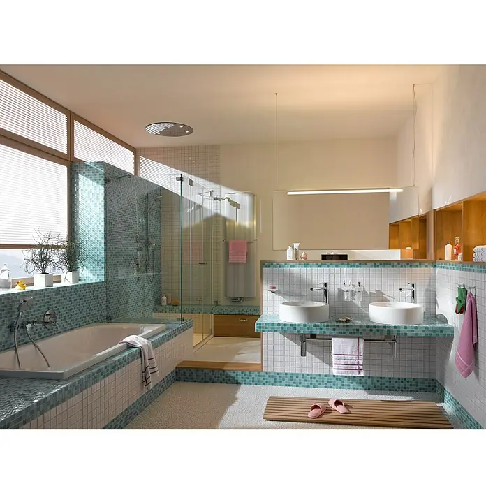 Mosaikfliese Quadrat Crystal Mix CM 4114 - 32,7 x 30,2 cm, Grün, Glänzend - Geräumiges Badezimmer mit Badewanne und Doppelwaschtisch. Die hellen Fliesen verleihen dem Raum eine frische und moderne Atmosphäre.