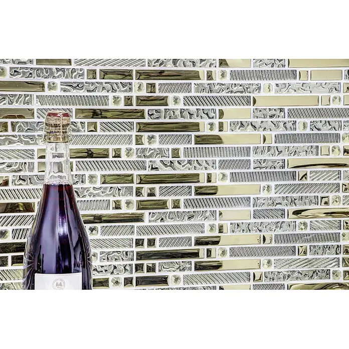 Mosaikfliese Crystal Mix XCM GV918 - 29,8 x 33,8 cm, Gold, Glänzend - Nahaufnahme einer Flasche Rotwein vor einer dekorativen Wandfliese mit Gold- und Silbertönen.