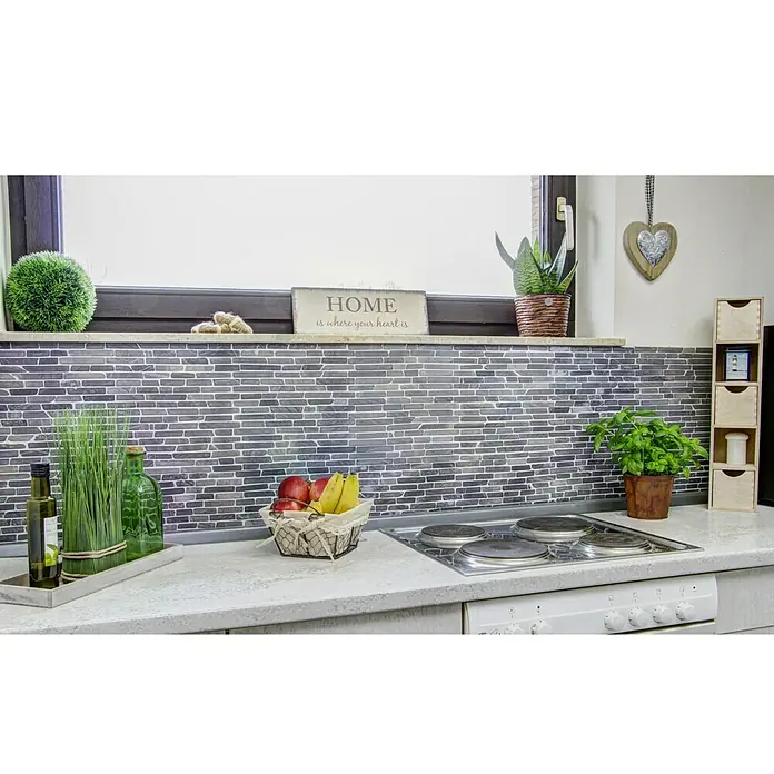 Mosaikfliese MOS BRICK 125 - 30,5 x 30,5 cm, Schwarz, Matt - Küchenstillleben mit Mosaikfliesen-Wand, Kräutern, Obst und dekorativen Elementen auf einer hellen Arbeitsfläche unter einem Fenster mit Dekorationen.