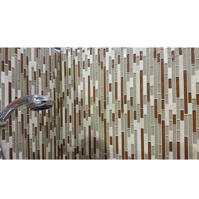 Mosaikfliese Crystal Mix XCM MV838 - 30 x 30,6 cm, Beige, Glänzend - Nahaufnahme einer Dusche mit stilvollen, vertikalen Mosaikfliesen in Braun-, Beige- und Grautönen. Das moderne Design verleiht dem Badezimmer eine elegante Note.