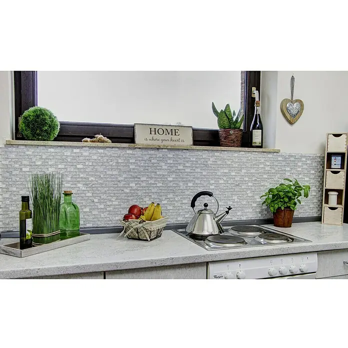 Mosaikfliese Crystal Mix XIC B1111 - 30 x 28,5 cm, Weiß, Glänzend - Küchenstillleben mit Dekorationen und Utensilien auf einer Arbeitsplatte, darunter ein Wasserkocher auf einem Herd.