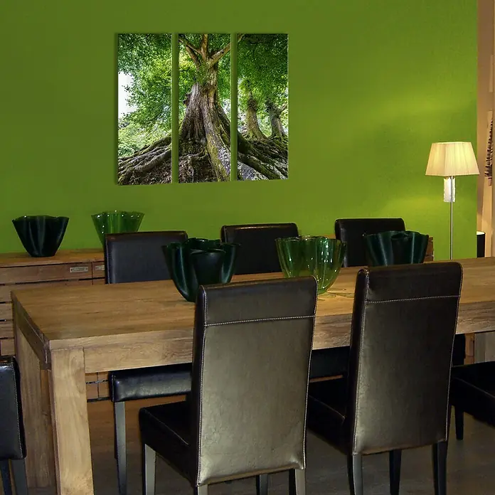 Glasbild - Tree Of Life, B x H: 90 x 80 cm, 3 -tlg. - Dieses Bild zeigt einen Esstisch mit Ledersesseln und grünen Schalen. Ein Wandbild mit Baumansicht hängt an einer grünen Wand.