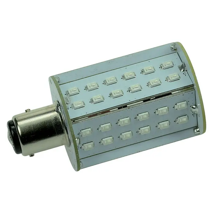 Talamex LED-Navigationsleuchtmittel für Boote - 4,5 W, 10 V - 30 V, Lichtfarbe: Mehrfarbig - Nahaufnahme einer LED-Lampe mit Bajonettsockel, die effiziente Beleuchtung und modernes Design vereint.