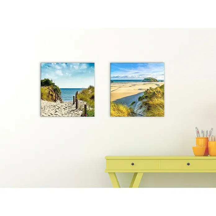 ProArt Leinwandbild Konventionel - Exotic Beach, B x H: 40 x 40 cm - Zwei quadratische Landschaftsbilder mit Küstenmotiven an einer weißen Wand über einem gelben Tisch mit Deko.